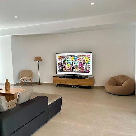White Luxury Apartment *