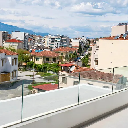 White Luxury Appartement Tríkala