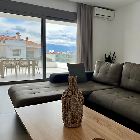 White Luxury アパート