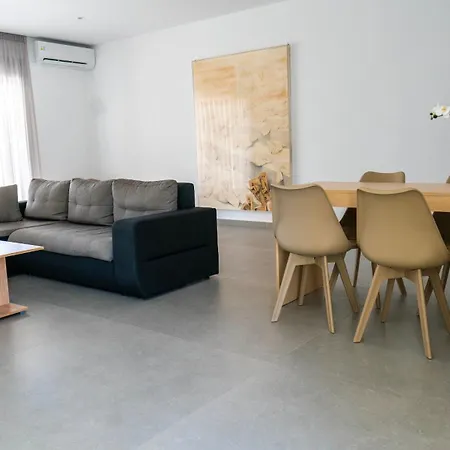 White Luxury アパート Tríkala