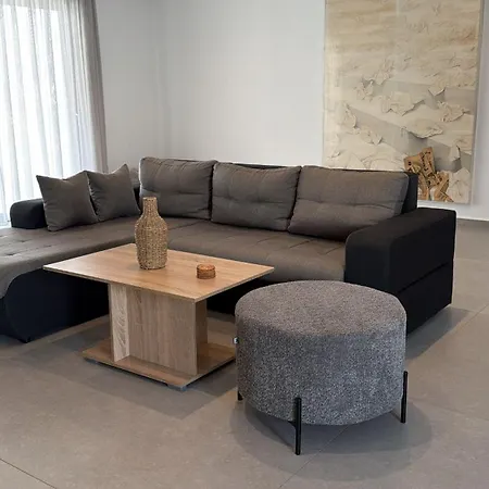 White Luxury アパート Tríkala