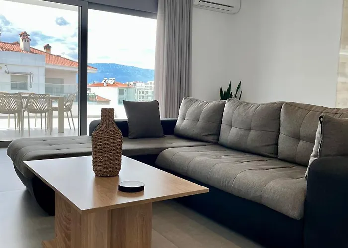 White Luxury Apartament Tríkala