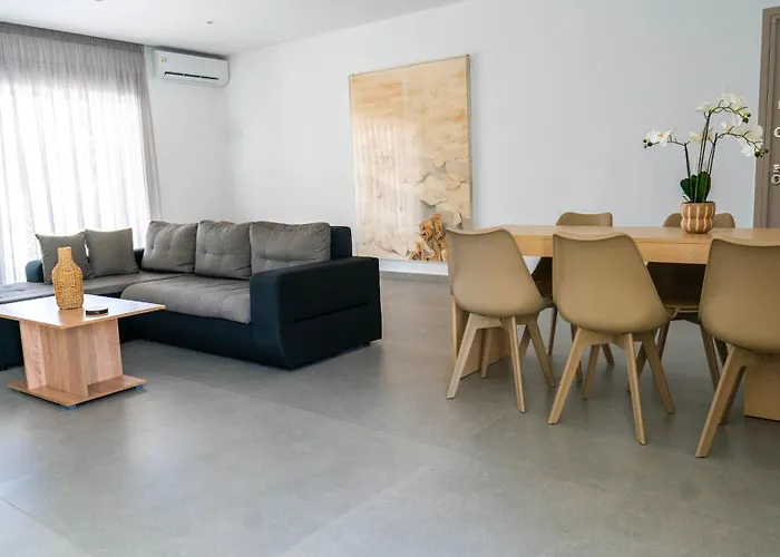 White Luxury Apartament Tríkala