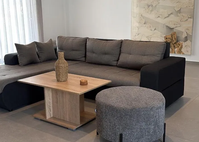 White Luxury Apartament Tríkala